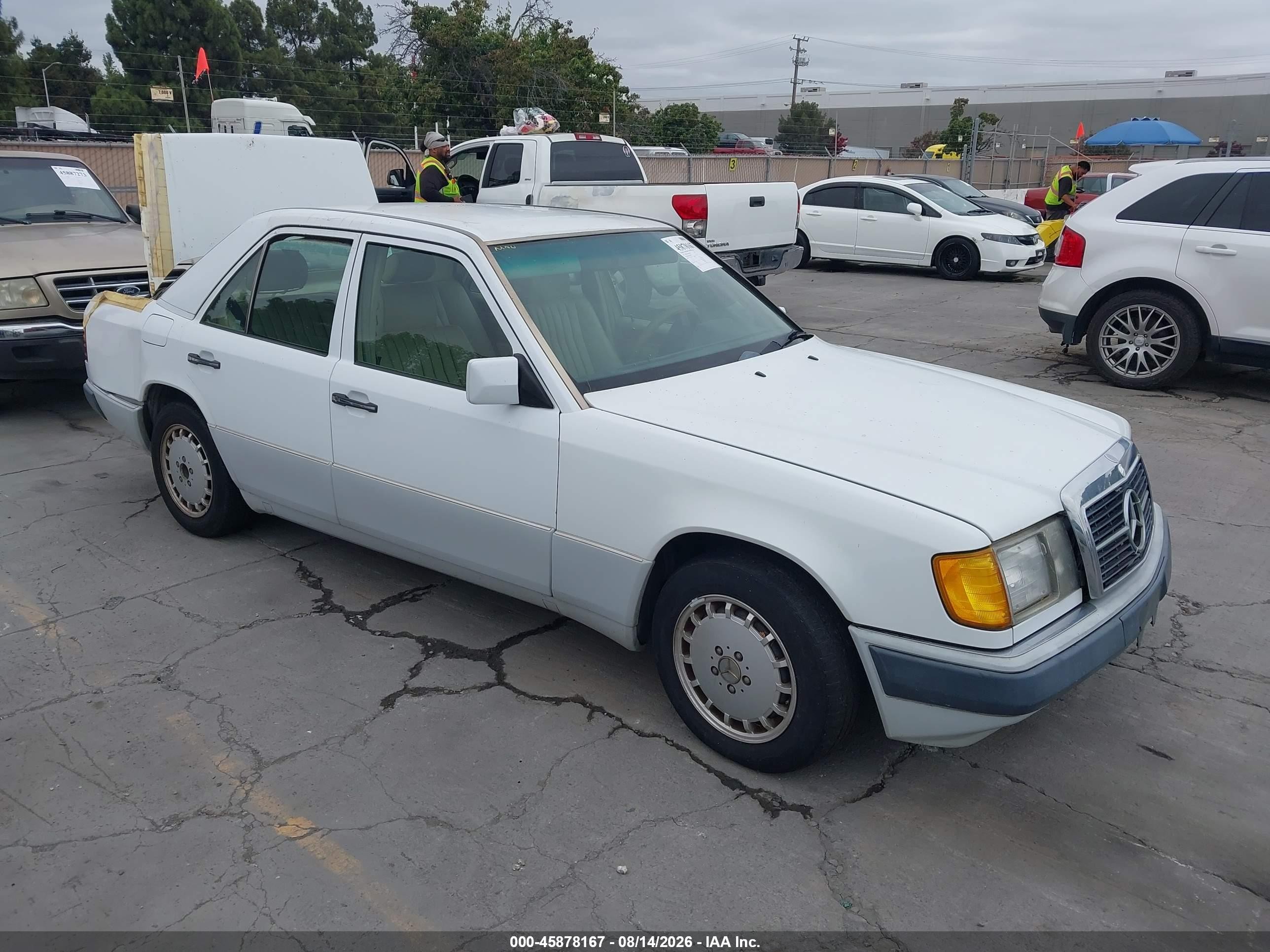 1993 Mercedes-Benz 300, VIN WDBEA28E8PB995171 — Зад
