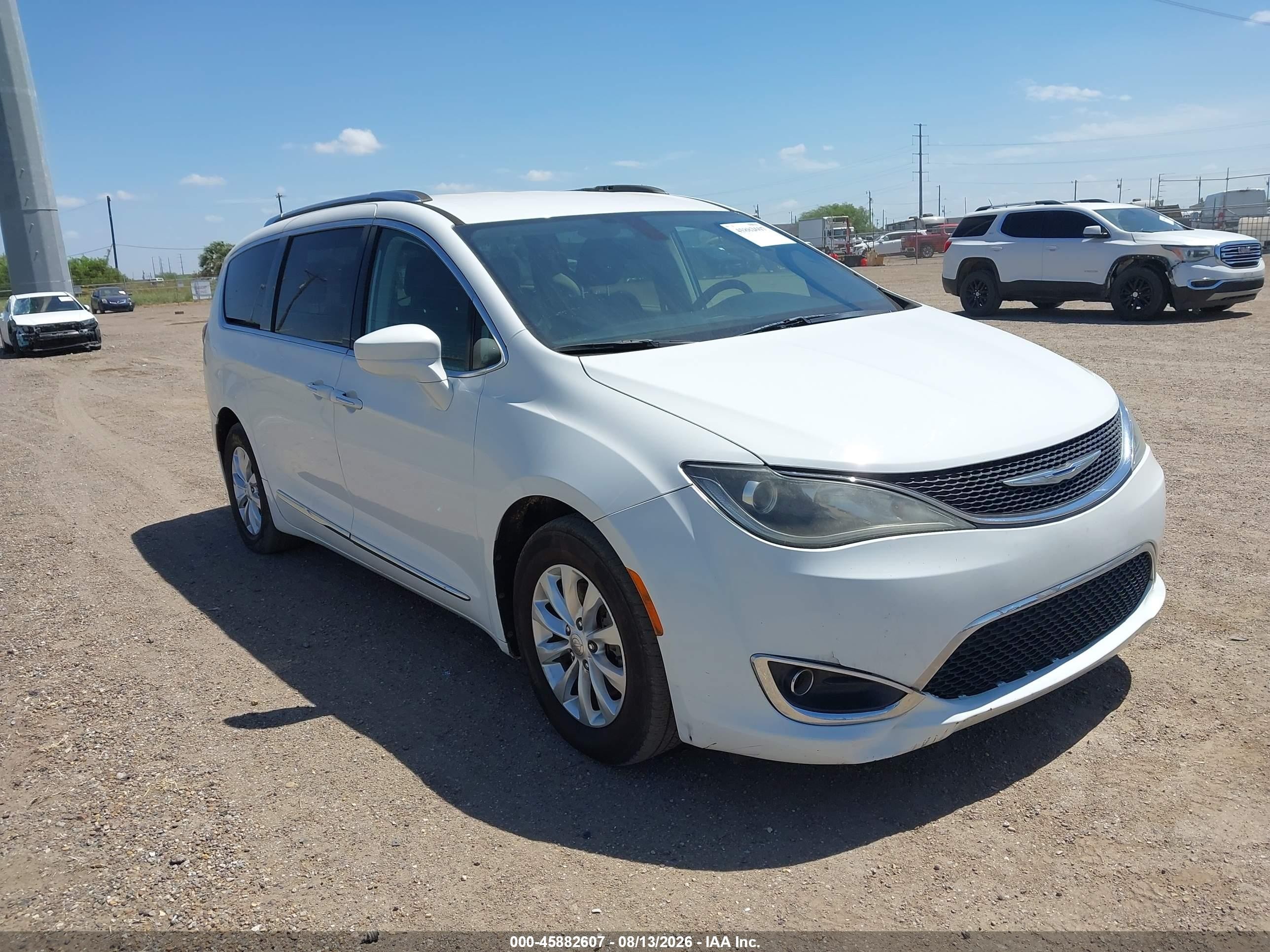 2018 Chrysler Pacifica Touring L, VIN 2C4RC1BG0JR110861 — Перед